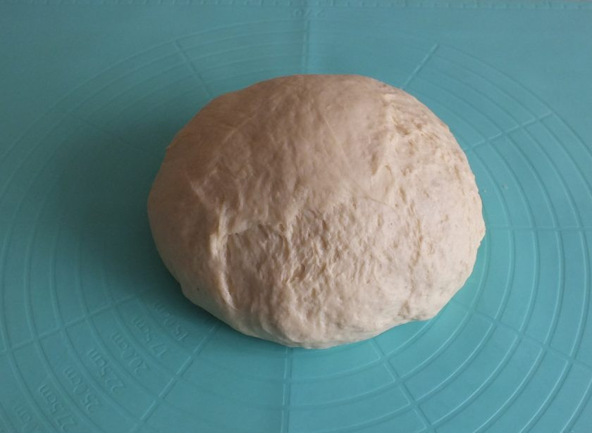 1. Этап. Булочки со взбитыми сливками: Готовое тесто переложите на рабочую поверхность. Если тесто прилипает, смажьте слегка руки растительным маслом.