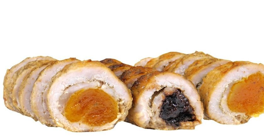 1. Этап. Мясные рулетики с черносливом и курагой: 5. Подавайте, украсив соусом и зеленью. Приятного аппетита!