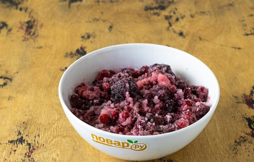 1. Этап. Варенье из замороженных ягод: Замороженные ягоды сполосните холодной водой, переложите в глубокую миску. Добавьте сахар, перемешайте. Оставьте размораживаться, чтобы ягоды пустила сок.