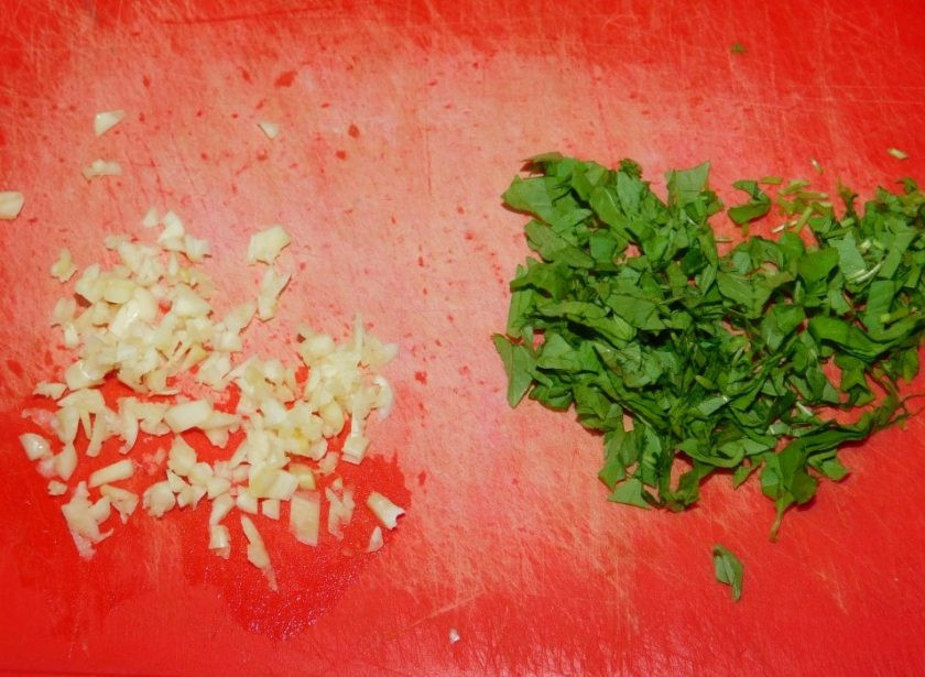 1. Этап. Тефтели в белом соусе с чесноком и базиликом: Добавьте измельченный чеснок и базилик.