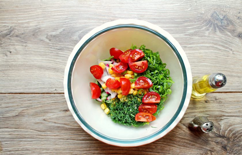 1. Этап. Постный салат с кукурузой: Заправьте салат растительным маслом, посолите, перемешайте и сразу подавайте к столу.