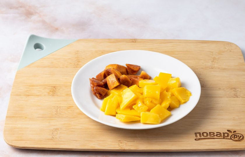 1. Этап. Фруктовая каша из фруктов: Манго и хурму очистите от кожуры, удалите косточку и нарежьте ломтиками.