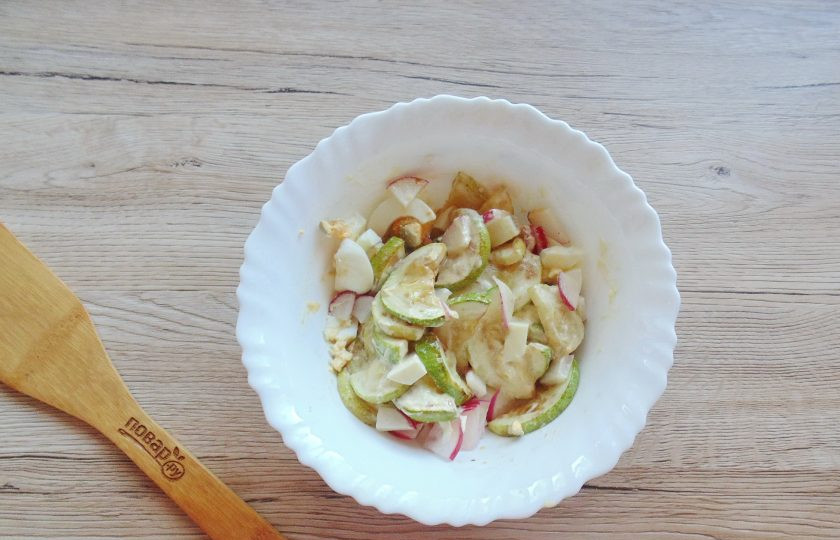 1. Этап. Салат из кабачков с редиской: Поперчите, посолите и перемешайте.