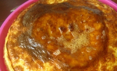 1. Этап. Омлет с сыром в духовке: Минут через 20 после того, как поставили омлет запекаться, аккуратно открываем духовку и посыпаем омлет тертым сыром. Запекаем еще минут 7-10.