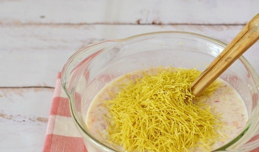 1. Этап. Запеканка из куриного фарша с вермишелью: Всыпьте в получившуюся массу сухую вермишель. Тщательно смешайте вермишель с остальными ингредиентами.