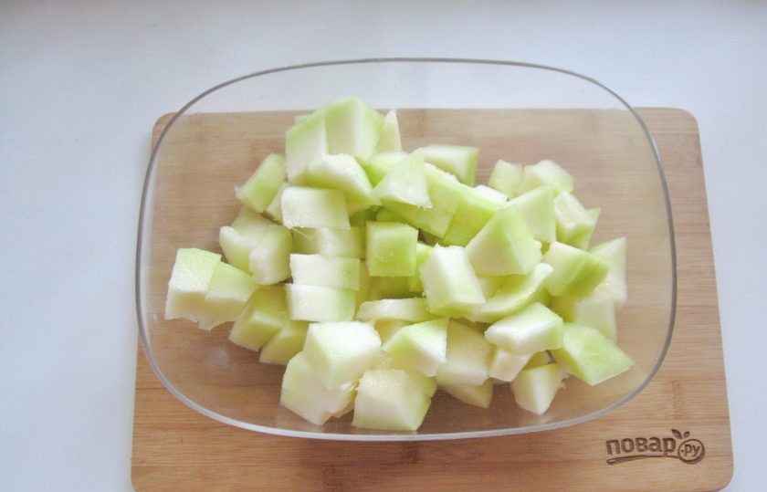 1. Этап. Варенье из дыни с имбирем: Очистите от шкурки и нарежьте кусочками размером приблизительно 2,5х3 сантиметра. Чистый вес у меня составил 800 грамм.