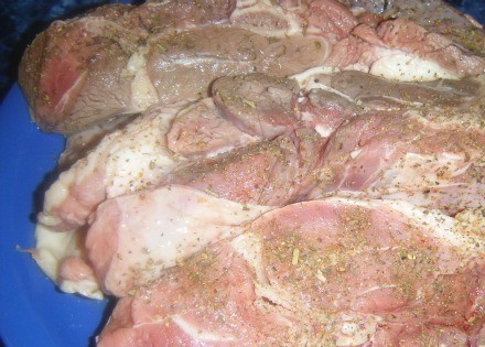 1. Этап. Алыча с мясом: Мясо нарезать на порционные куски, уложить в кастрюлю и залить пивом. Промариновать в пиве часа 3-4. Затем вынуть мясо из пива и обсушить. Обсыпать перцем и солью.