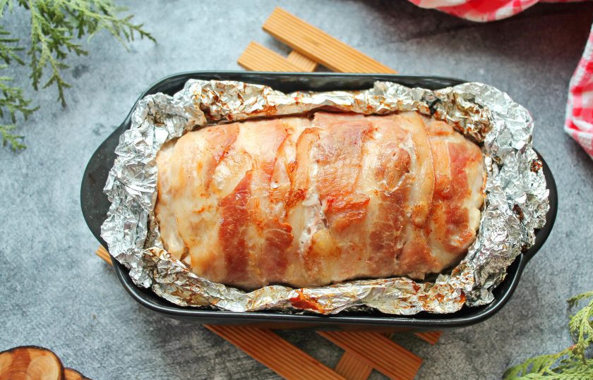 1. Этап. Куриный рулет с грибами, беконом и сыром: Откройте фольгу, полейте получившимся соком и запекайте без фольги еще 10-15 минут до желаемой корочки. Готовый рулет достаньте, дайте ему немного остыть и подавайте к столу.