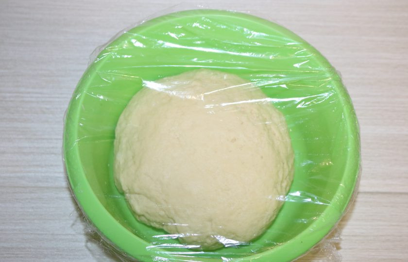 1. Этап. Кокосовый Наполеон: Тесто накройте пищевой плёнкой, уберите в холодильник на 1 час.