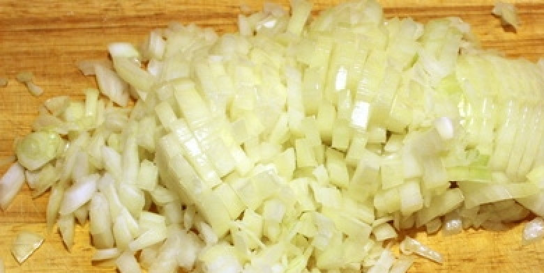 1. Этап. Икра из баклажанов в мультиварке: Растительное масло наливаем в мультиварку. Как оно подогреется, добавляем нарезанный лук. Обжариваем до прозрачного состояния.