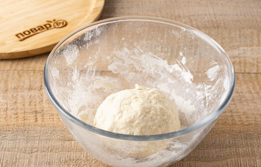 1. Этап. Слоёные лепёшки с луком Катлама: После накройте тесто пленкой и дайте отдохнуть 20 минут.