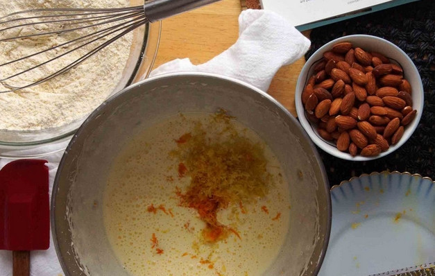 1. Этап. Бискотти с миндалем и смородиной: 2. Сахар взбейте с яйцами и цедрой. Отдельно соедините пшеничную и кукурузную муку с солью и разрыхлителем. Духовку разогрейте до 180 градусов.