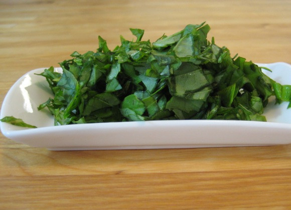 1. Этап. Белый соус для пиццы: 9. Вымойте, обсушите как следует и измельчите базилик.