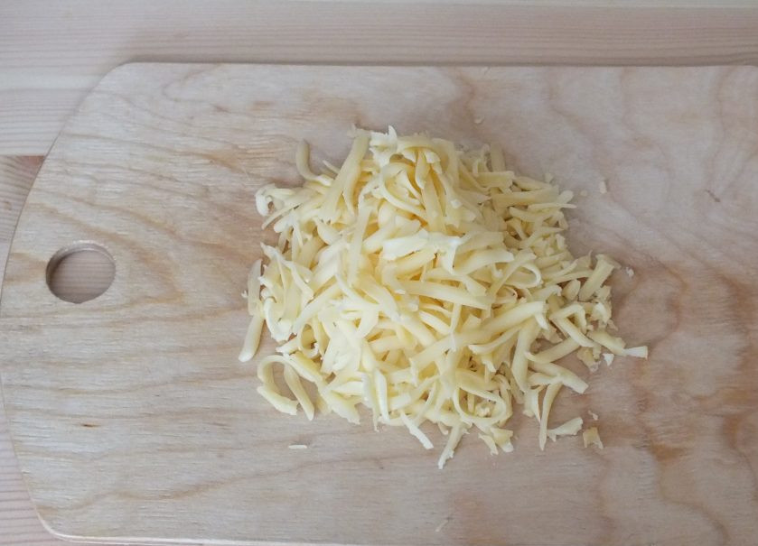 1. Этап. Стручковая фасоль в мультиварке: Натрите сыр на крупной терке.