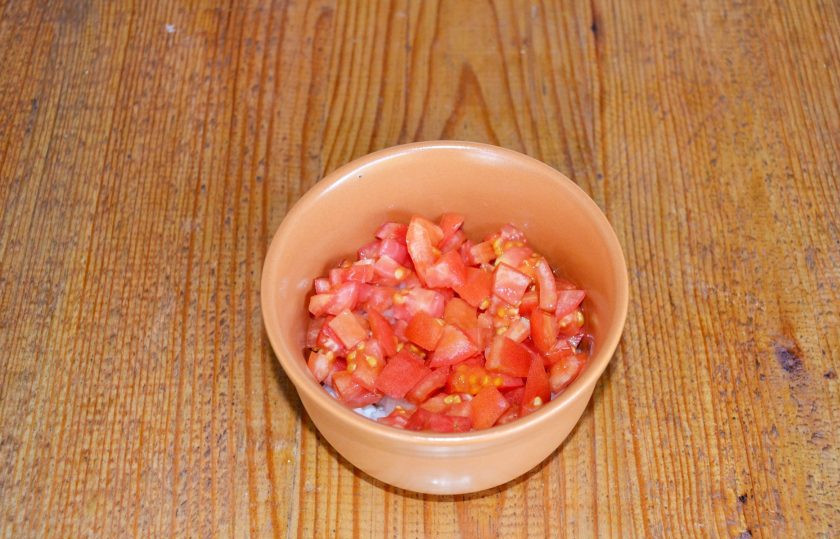 1. Этап. Форель под маринадом: Туда же кубиками нарежьте помидор.