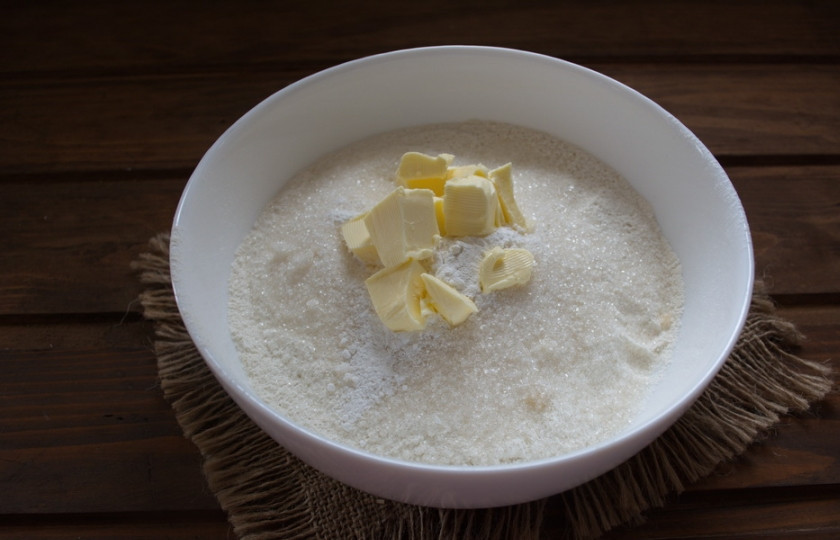 1. Этап. Печенье на сметане с кунжутом: Просейте муку. Добавьте к муке сахар, соль, разрыхлитель. Сливочное масло нарезать кубиком.