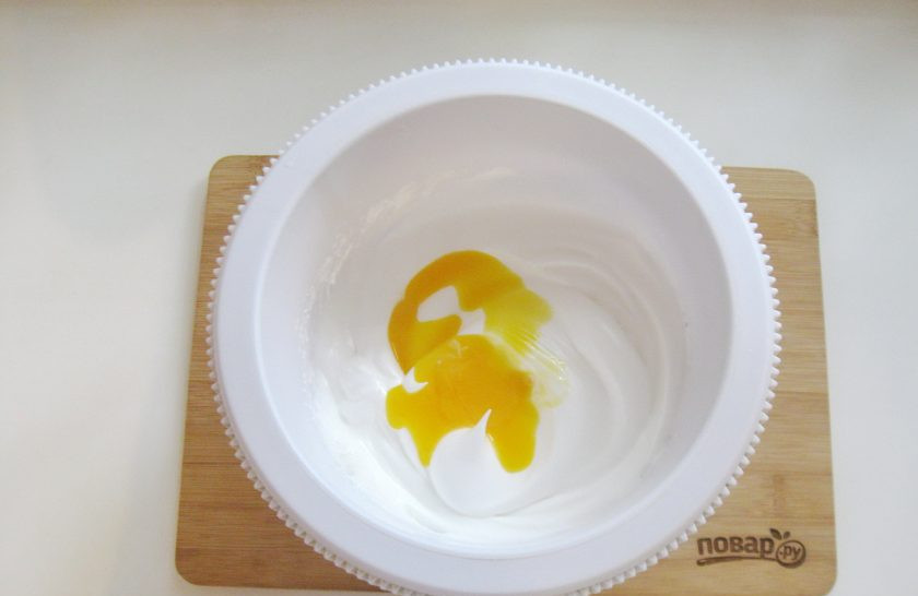 1. Этап. Бостонский кремовый пирог: По одному добавьте 4 желтка, каждый раз перемешивая.