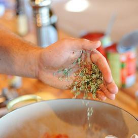 1. Этап. Говядина в болонском соусе: Как только мясо станет слегка коричневатого цвета, бросаем орегано и сушеный базилик.