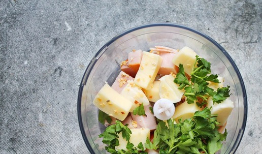 1. Этап. Закусочное печенье с ветчиной и сыром: Добавьте чеснок, резаную зелень и измельчите, желательно до состояния паштета. Доведите начинку по вкусу на соль.