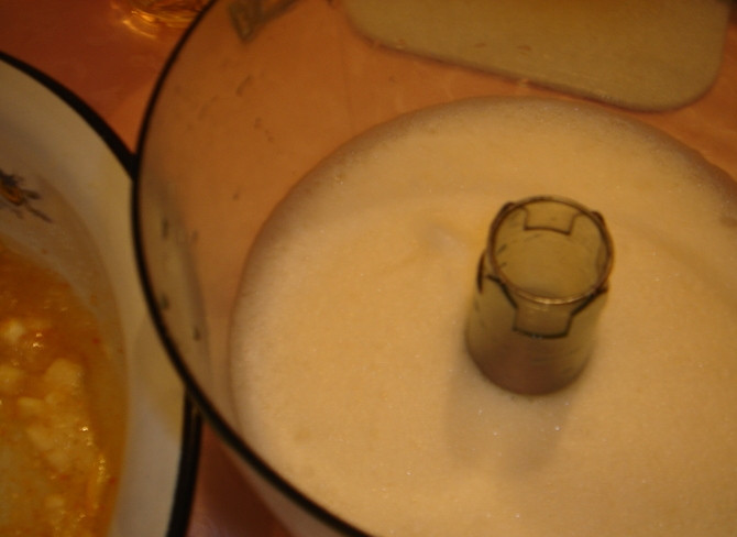 1. Этап. Кекс на кефире с изюмом: Взбейте вместе белки и сырое яйцо до лёгкой пены.