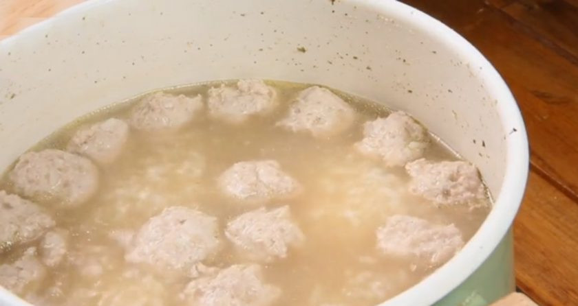 1. Этап. Суп с рисом и жареным яйцом: Варите суп еще 15-20 минут до полного приготовления фрикаделек. Тем временем отдельно на сухой сковороде обжарьте яйцо. Желток при этом должен остаться жидким.