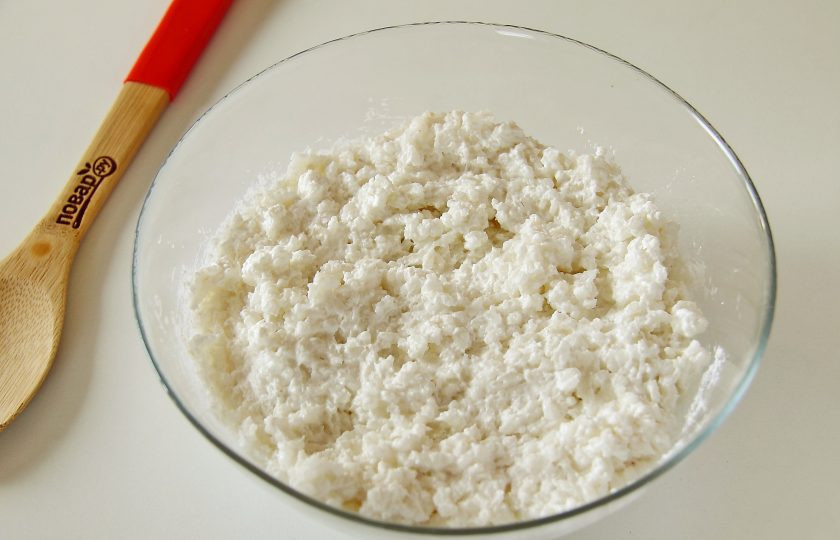 1. Этап. Мамина запеканка: Соедините творог и отваренный рис. Перемешайте.