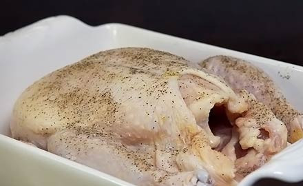 1. Этап. Курица, фаршированная апельсинами: 2. Моем тщательно курицу и если есть потрошки - убираем. Солим и натираем перцем и выкладываем ее на смазанный растительным маслом противень.