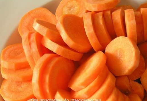 1. Этап. Салат из бланшированной моркови: Морковь нарежьте не тонкими кружочками.