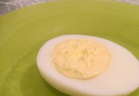 1. Этап. Яйца, фаршированные семгой: Белки начините желтками с майонезом.