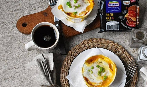 1. Этап. Быстрые чашки с яйцом и сыром: 6. Выньте формочки на бумажные салфетки, чтобы не остыли слишком быстро. Смажьте верх яйца остатками сливочного масла и подсолите и поперчите по вкусу.