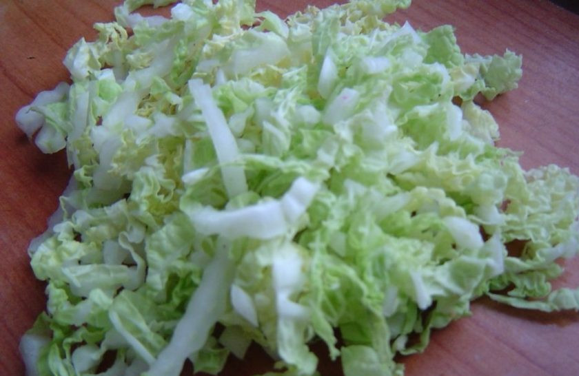 1. Этап. Салат из пекинской капусты и крабовых палочек: Промытую капусту нашинкуйте некрупной соломкой.