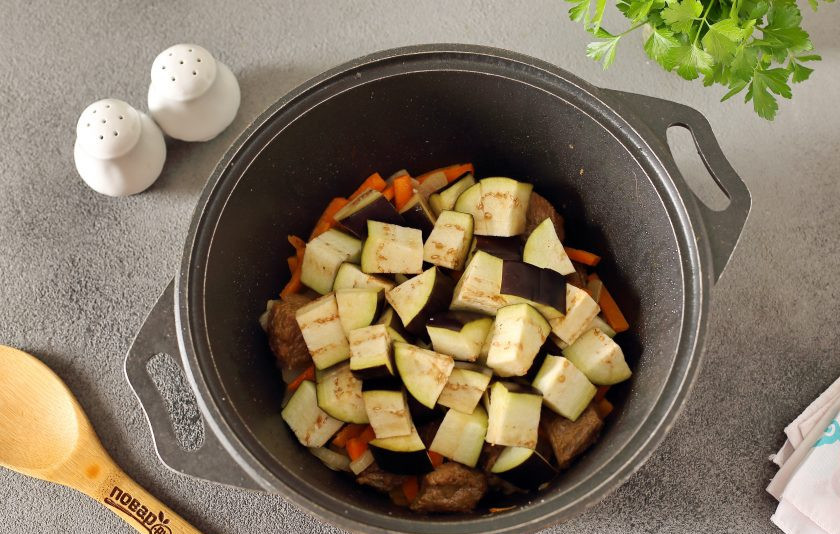 1. Этап. Лагман по-таджикски: Добавьте нарезанный кубиками баклажан, готовьте помешивая еще около 5 минут.