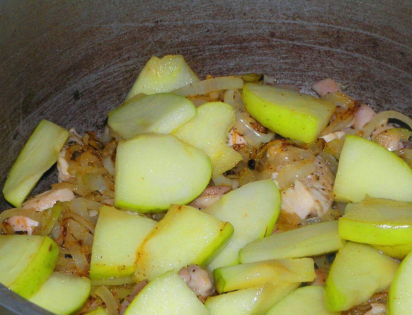 1. Этап. Гречневая каша с курицей: 2. Добавляем яблоки, обжариваем все вместе еще 5 минут. Можно добавить чуть-чуть сахара.