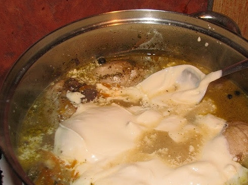 1. Этап. Куриные ножки тушеные в сметане: Затем добавляем сметану и тушим на маленьком огне до готовности.