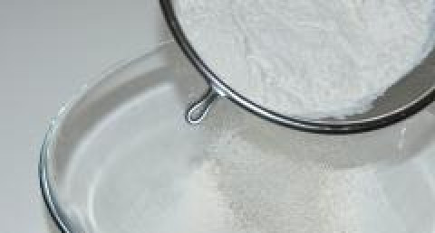 1. Этап. Сконы со сливочным кремом: В глубокую миску просеять муку, разрыхлитель и добавить щепотку соли. Добавить сливочное масло и все хорошенько перемешать.