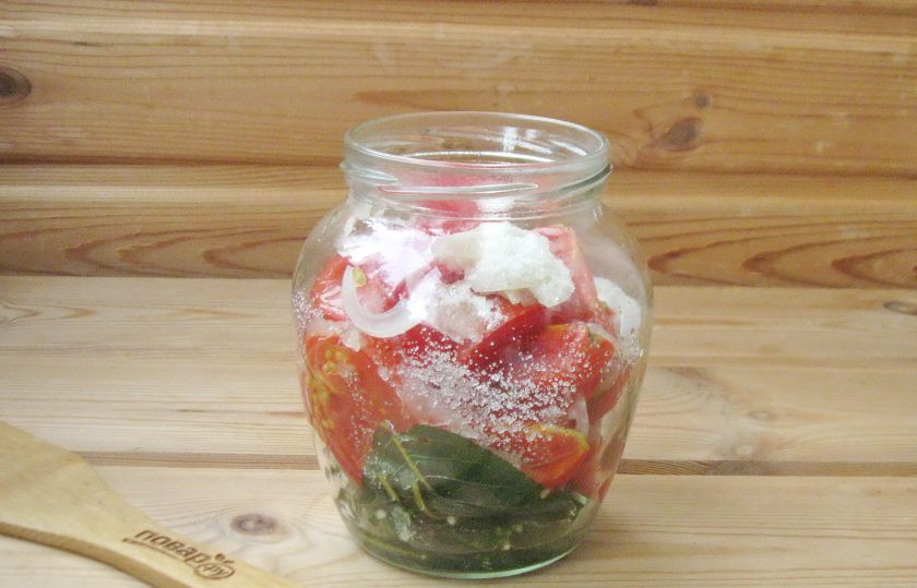 1. Этап. Помидоры кусочками на зиму: Пока вода закипает в третий раз, добавьте в банку соль, сахар и уксус.