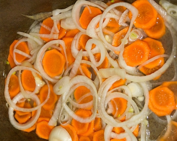 1. Этап. Курица по-татарски: В сотейник выкладываем нарезанные овощи и заливаем в него пол стакана куриного бульона.