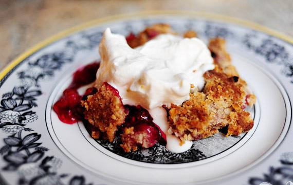 1. Этап. Малиновый пирог: 4. Убрать пирог из духовки и дать постоять 10 минут до подачи на стол. Нарезать пирог на кусочки, украсить по желанию взбитыми сливками или ванильным мороженым и подавать.