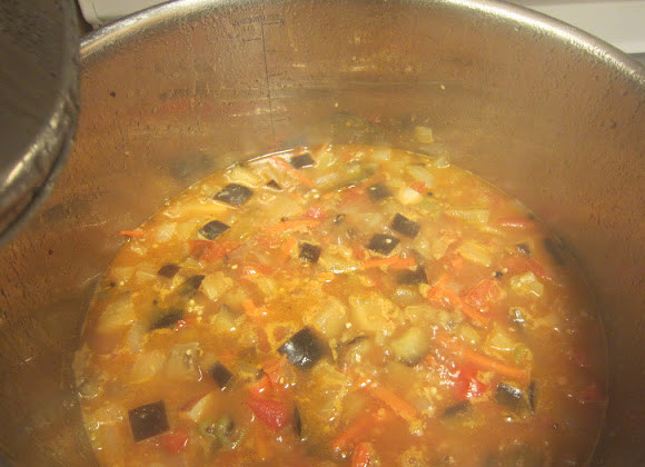 1. Этап. Лагман с баклажанами: Влейте бульон и доведите до кипения и варите 45 минут на медленном огне под крышкой.