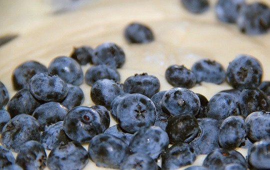 1. Этап. Воздушные кексы: 4. В самом конце добавьте выбранные вымытые и обсушенные предварительно ягоды, очень аккуратно перемешайте. Духовку разогрейте до 180 градусов.