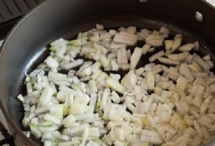 1. Этап. Тефтели со спагетти: 1. Для соуса. Лук почистить. Лук мелко порезать, чеснок порубить и обжарить на масле несколько минут. Помидоры вымыть, снять кожицу и измельчить в блендере. Смешать помидоры, томатную пасту и вино. Вылить эту смесь в жареный лук, тушить на маленьком огне 30 минут.