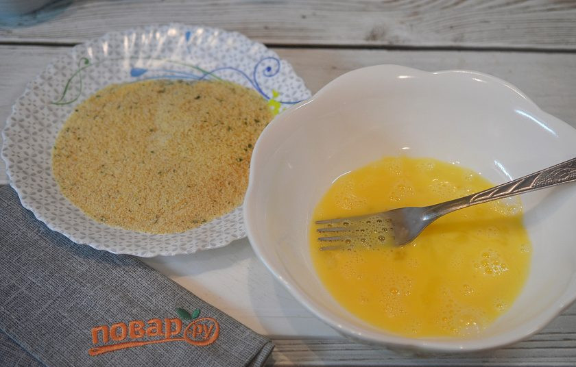 1. Этап. Фаршированный сыр: 8. В одну тарелку всыпьте сухари, в другой взбейте яйцо вилкой.