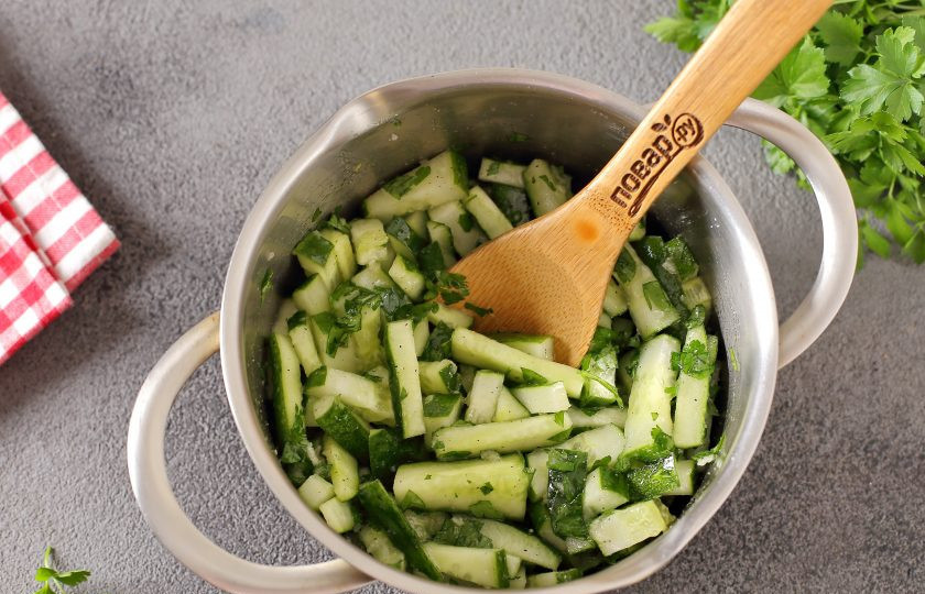 1. Этап. Салат из огурцов с чесноком на зиму: Хорошо все перемешайте и оставьте при комнатной температуре на 4 часа. Периодически салат необходимо перемешивать.