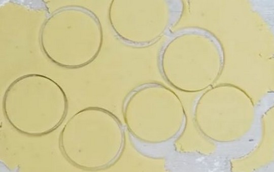 1. Этап. Песочное печенье Лебеди: 3. Выемкой или стаканом вырежьте кружки небольшого диаметра.