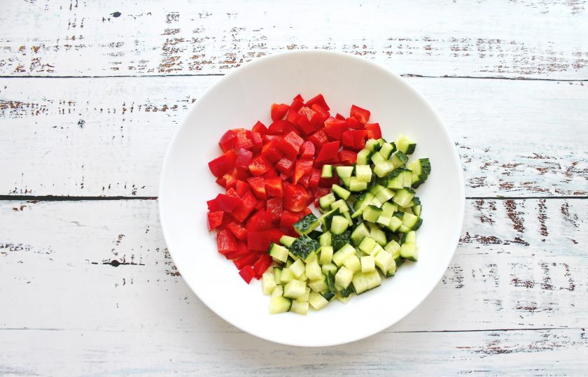 1. Этап. Салат Фэнтези: У перца удалите плодоножку и семена. Огурец и подготовленный перец порежьте кубиком и выложите в салатник.