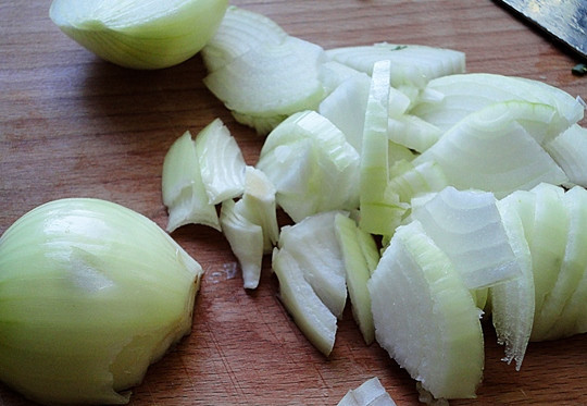 1. Этап. Чакапули из телятины: Репчатый лук нарезаем полукольцами.