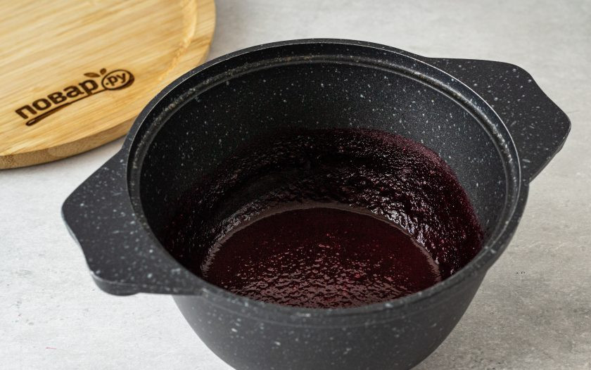 1. Этап. Клюквенный соус с вином: Соус должен увариться в 2 раза и стать гуще. В конце добавьте сахар и соль по вкусу.