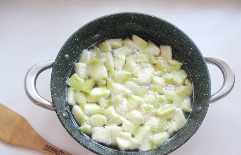 1. Этап. Варенье из дыни с имбирем: Поставьте кастрюлю с дыней в сиропе на плиту. Доведите до кипения и варите на слабом огне 10 минут. После снимите пену. Дайте варенью постоять 4-5 часов.