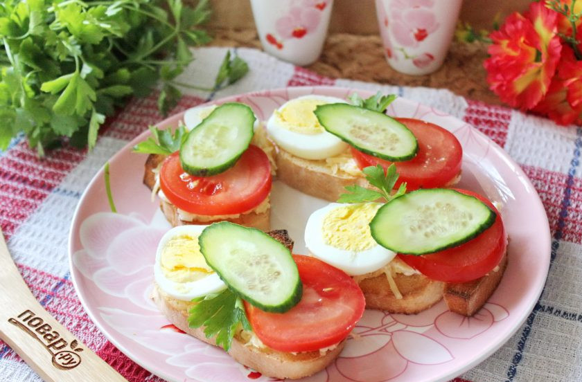 1. Этап. Бутерброды с яйцом и огурцом: Бутерброды с яйцом и огурцом готовы. Подавайте к столу.