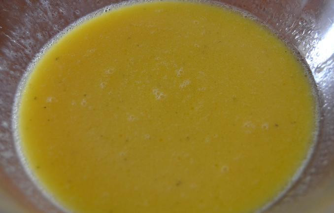 1. Этап. Берек с сыром: В отдельную миску разбиваем яйца, добавляем молоко, растительное масло, солим и перчим, перемешиваем все ингредиенты до однородного состояния.